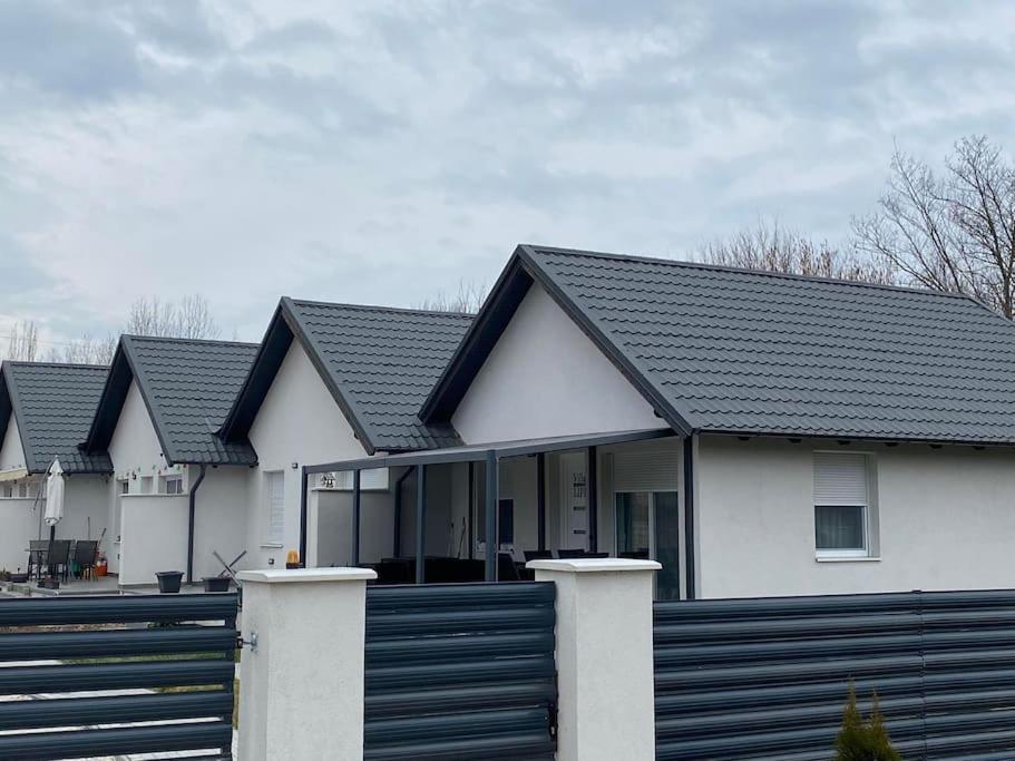 Balatonszárszó Villa Lipi - Home Away From Home מראה חיצוני תמונה